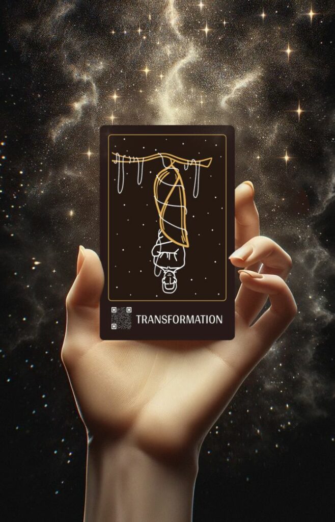 Ein Bild, das die dynamische Energie der Transformation darstellt, zeigt eine Hand, die eine Karte mit dem Symbol der Metamorphose hält, gegen einen Hintergrund, der Wachstum und Veränderung symbolisiert, um die fortwährende Reise des persönlichen und spirituellen Wandels zu verdeutlichen